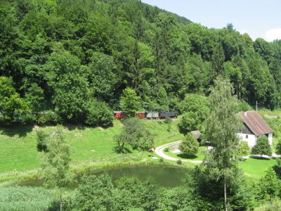 Maison de l'Association des Amis de la Combe et train à vapeur