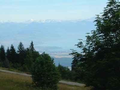 En contrebas, Lausanne et le lac Léman
