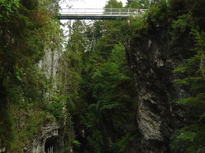 Variante depuis Frenières: le pont, depuis le fond des gorges