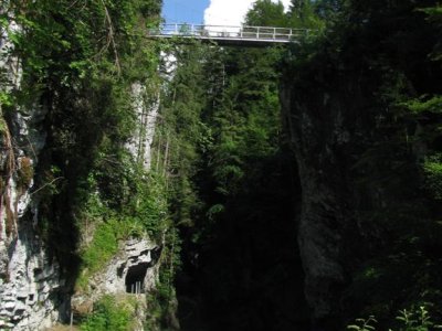 Le pont suspendu passant au dessus des gorges permet de rejoindre rapidement la route