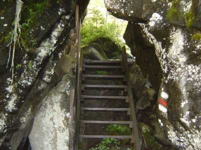Un escalier sous les rochers