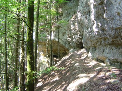 Le sentier, sous les falaises