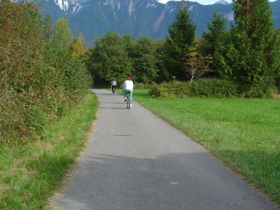 Un chemin sans circulation, à parcourir à vélo