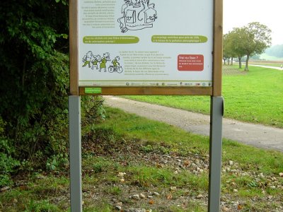 Le premier panneau du sentier du tri