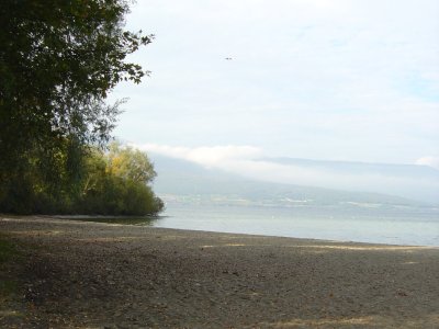 La plage à côté du refuge du lac