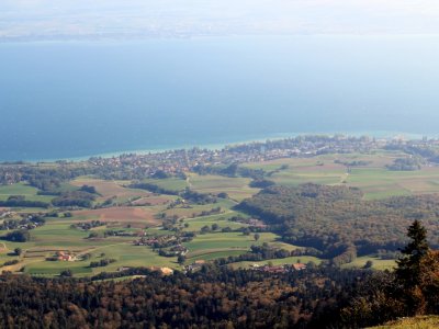 Vue sur la Béroche et les villages de Gorgier et St-Aubin