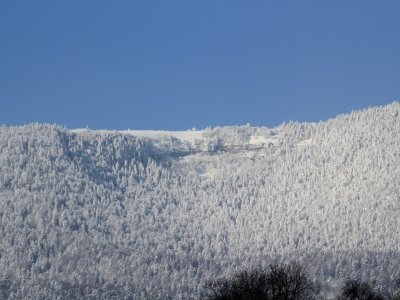 La Roche Devant, vue depuis le village de Gorgier (février 2012)