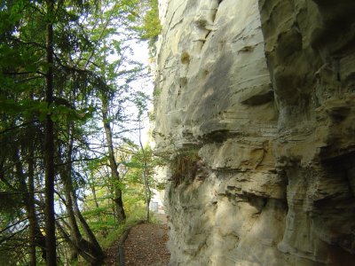 Le sentier sous les falaises