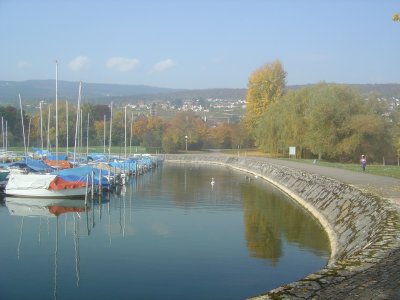 Le port et le Jura en arrière-plan
