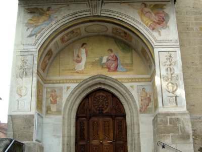 Porte de la collégiale St-Laurent
