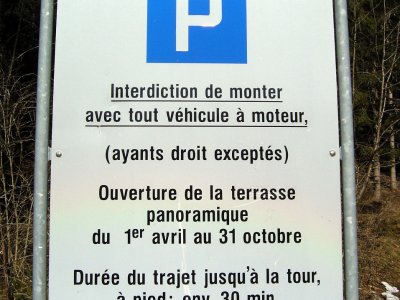 Panneau situé sur le parking