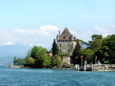 Le château et le débarcadère d'Yvoire