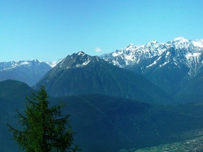 Panorama qui sétend du massif du Grand Combin au massif du Mont Blanc. La photo est prise depuis la route au-dessus de lalpage de Randonne