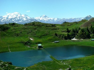 On passe juste en-dessus du lac inférieur de Fully, au fond à gauche le Grand Combin