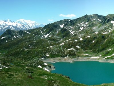 Le lac supérieur de Fully avec au fond à gauche la cabane de Sorniot et dans l'arrière plan le massif du Mont Blanc