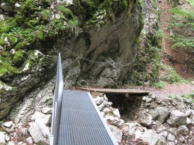 Petit pont sur le ruisseau