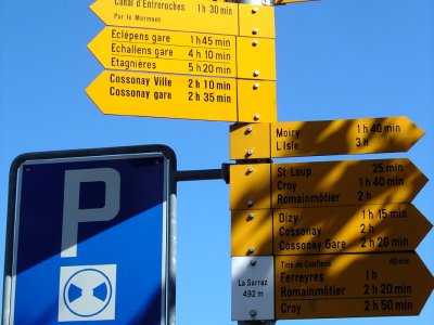 Panneau indicateur vers la gare de La Sarraz