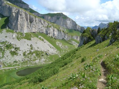 En contrebas, le Lac d'Aï
