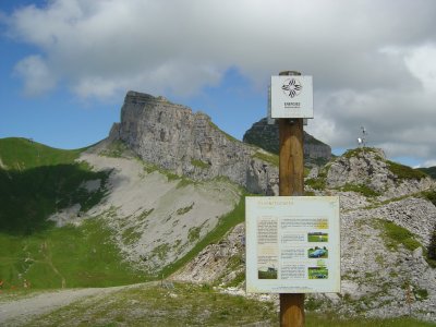 Panneau didactique du Sentier des énergie et la Tour d'Aï