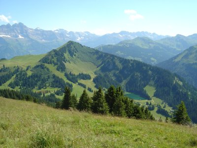 En bas à gauche le lac de Conche (Suisse) et en bas à droite le lac de la Mouille (France)