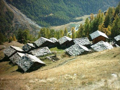 l'alpage en-dessous d'une des place pique-nique avec la vue sur l'étang de Pramousse