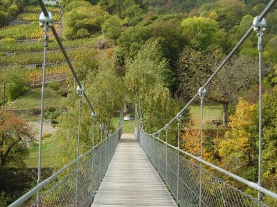 Le pont suspendu, à la rue Chez Pottier