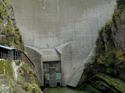 Au pied du barrage du Châtelot