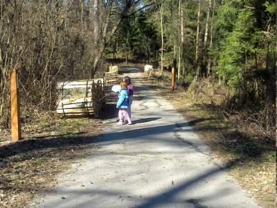 Le long du sentier des arbres et oiseaux