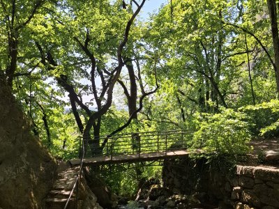 Au bas de la cascade