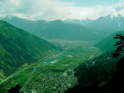 en direction de Martigny avec à gauche la Pierre Avoi et à droite le Catogne