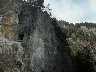 en redescendant du point de vue on traverse 2 tunnels qui dominent les gorges (à droite au fond, le Scex du Léman