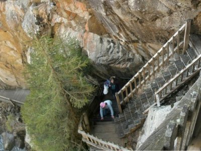 le début des galeries accrochées aux rochers