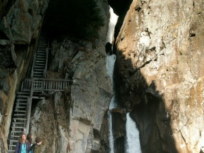 au printemps la cascade est impressionnante