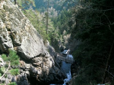 Depuis les gorges on aperçoit dans le fond la Tête des Crêtes