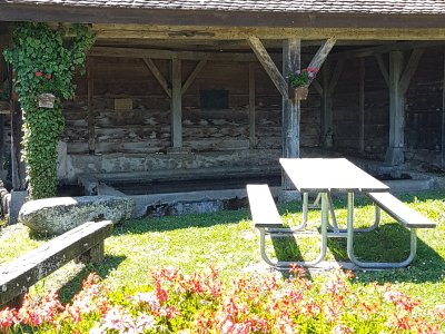 Le lavoir et la table de pique-nique