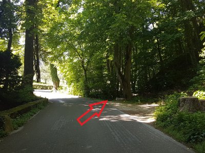 En arrivant au château, sur la droite, départ du sentier