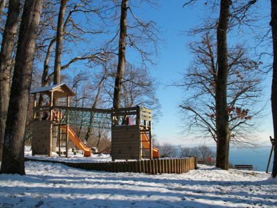 La place de jeux et de pique-nique de Chantemerle, sur l'itinéraire de la promenade forestière