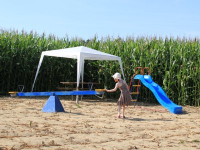 Une des quatre tables de pique-nique et la place de jeux