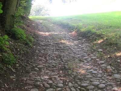 Le chemin pavé. La proximité de la Vy-d'Etra pourrait faire penser qu'il s'agit d'une antique voie romaine.