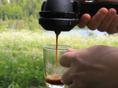 ... un café au bord du lac... la classe!