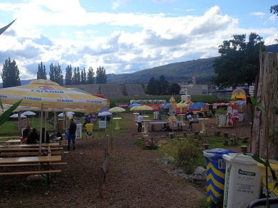 L'entrée du Swiss Labyrinthe, avec tables et bancs, stands de boissons, de nourriture et jeux gonflables pour les enfants 