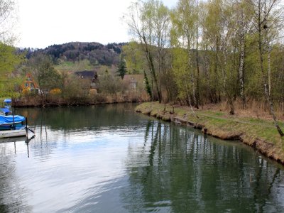 Vue depuis un petit pont enjeambant un bras du lac