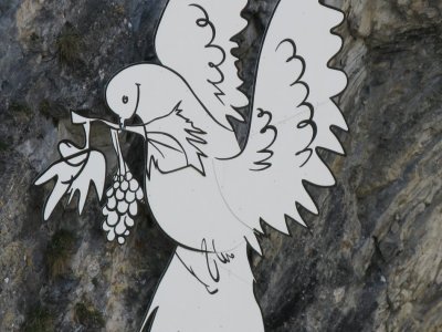 Accrochée à la falaise proche de la passerelle, la colombe de la paix dessinée par Hans Erni