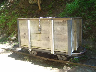 Un chariot, utilisé autrefois pour l'entretient du bisse