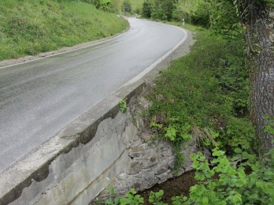 lorsqu'on arrive à la route, on se trouve juste un peu plus bas que le parc