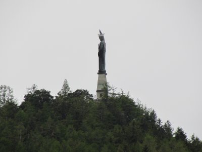 en passant à Lens on voit la statue du Christ Roi