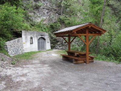 entrée du tunnel pour dévier le bisse avant que celui-ci ne soit remis en eau