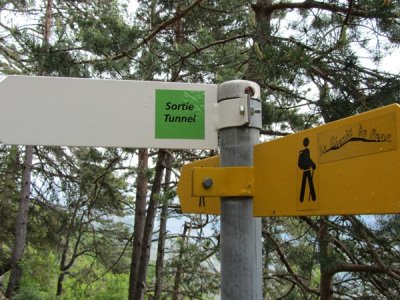 un petit sentier de quelques dizines de mètres permet d'atteindre la sortie du tunnel...