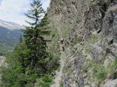 un décrochement dans la pente est franchi par un escalier, le bisse ici est sous forme de cascades