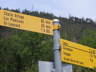 depuis le restaurant de l'Escale à Chelin, suivre Les Planisses